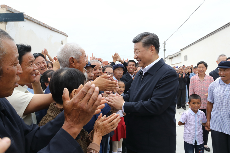 8月19日至22日，中共中央總書記、國家主席、中央軍委主席習近平在甘肅考察。這是21日上午，習近平在武威市古浪縣黃花灘生態(tài)移民區(qū)富民新村同村民親切交談。