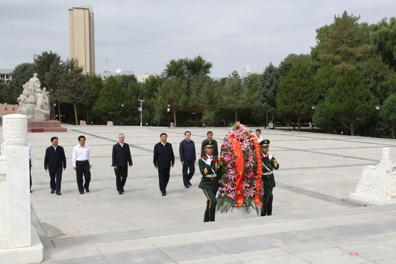 8月19日至22日，中共中央總書記、國家主席、中央軍委主席習近平在甘肅考察。這是20日上午，習近平來到張掖市高臺縣，瞻仰中國工農(nóng)紅軍西路軍紀念碑，向革命先烈敬獻花籃。