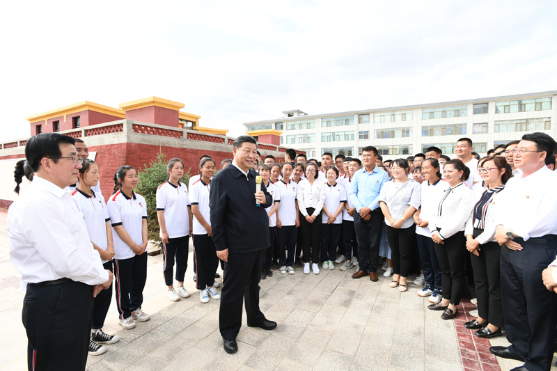 8月19日至22日，中共中央總書記、國家主席、中央軍委主席習近平在甘肅考察。這是20日下午，習近平在張掖市山丹培黎學校同師生親切交流。