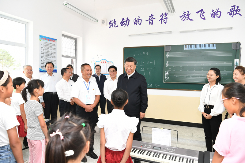 8月19日至22日，中共中央總書記、國家主席、中央軍委主席習近平在甘肅考察。這是21日上午，習近平在武威市古浪縣黃花灘生態(tài)移民區(qū)富民新村富民小學的音樂教室，認真觀看正在進行的音樂課教學。