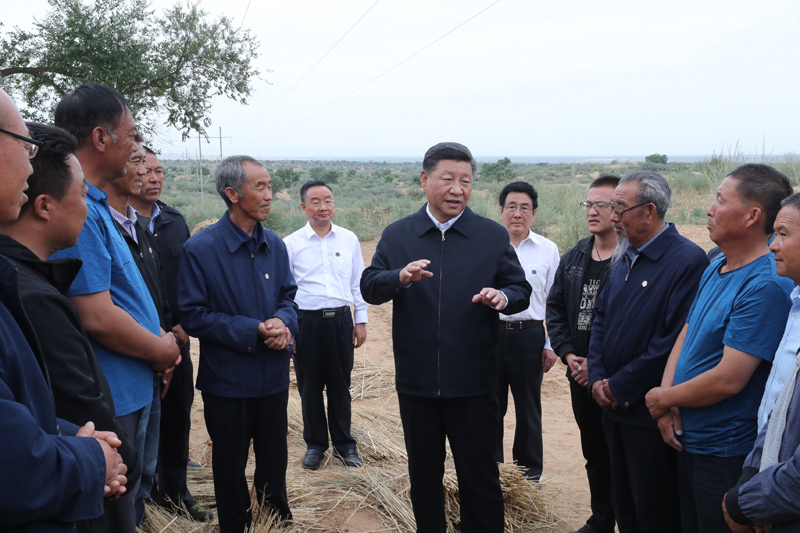 8月19日至22日，中共中央總書記、國家主席、中央軍委主席習近平在甘肅考察。這是21日上午，習近平在武威市古浪縣八步沙林場同“六老漢”代表及林場職工親切交談。