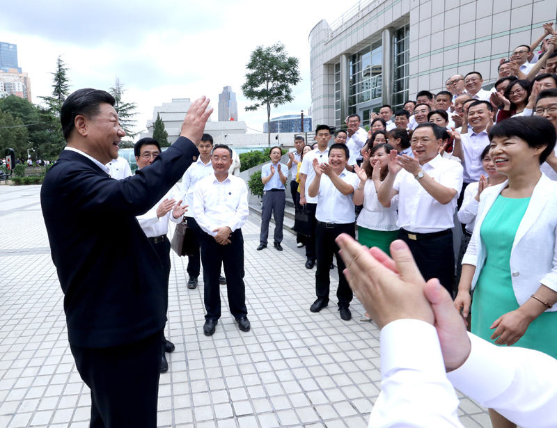 8月19日至22日，中共中央總書記、國家主席、中央軍委主席習近平在甘肅考察。這是21日下午，習近平在讀者出版集團有限公司同工作人員親切交談。