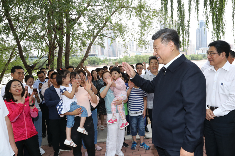 8月19日至22日，中共中央總書記、國家主席、中央軍委主席習近平在甘肅考察。這是21日下午，習近平在蘭州市黃河治理蘭鐵泵站項目點同正在休閑的群眾親切交談。