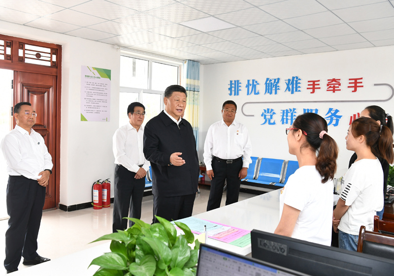 8月19日至22日，中共中央總書記、國家主席、中央軍委主席習近平在甘肅考察。這是21日上午，習近平在武威市古浪縣黃花灘生態(tài)移民區(qū)富民新村黨群服務中心考察。